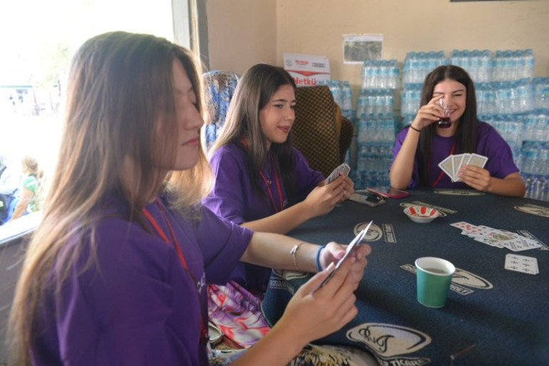 Kadınlar yönetimi ele geçirdi, erkekler mehter takımıyla köyden çıktı