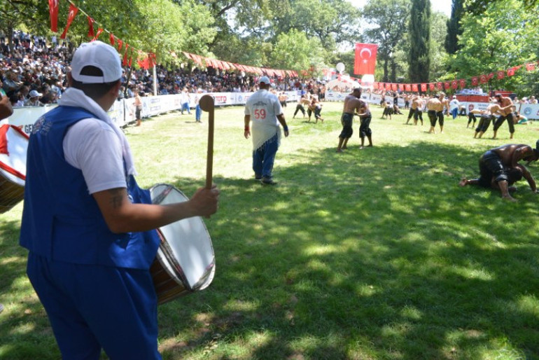 Kadınlar yönetimi ele geçirdi, erkekler mehter takımıyla köyden çıktı