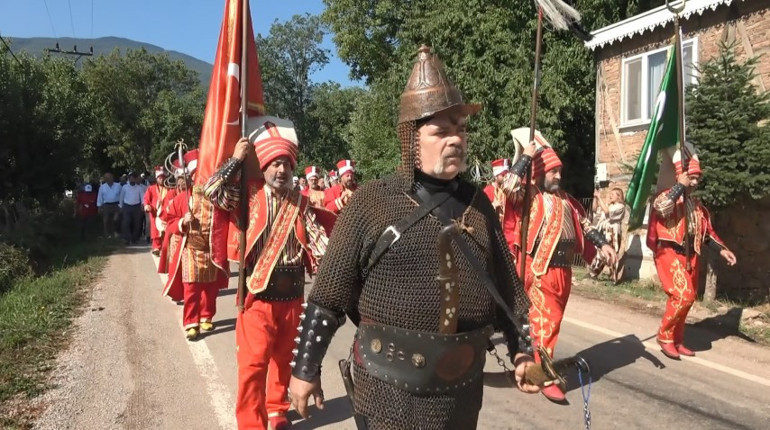 Kadınlar yönetimi ele geçirdi, erkekler mehter takımıyla köyden çıktı