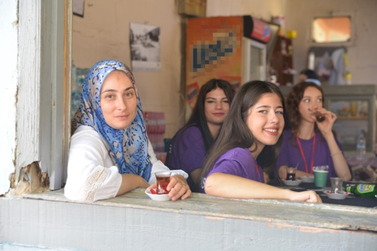 Kadınlar yönetimi ele geçirdi, erkekler mehter takımıyla köyden çıktı