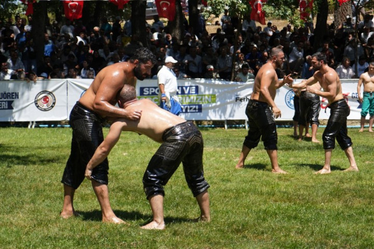 Kadınlar yönetimi ele geçirdi, erkekler mehter takımıyla köyden çıktı