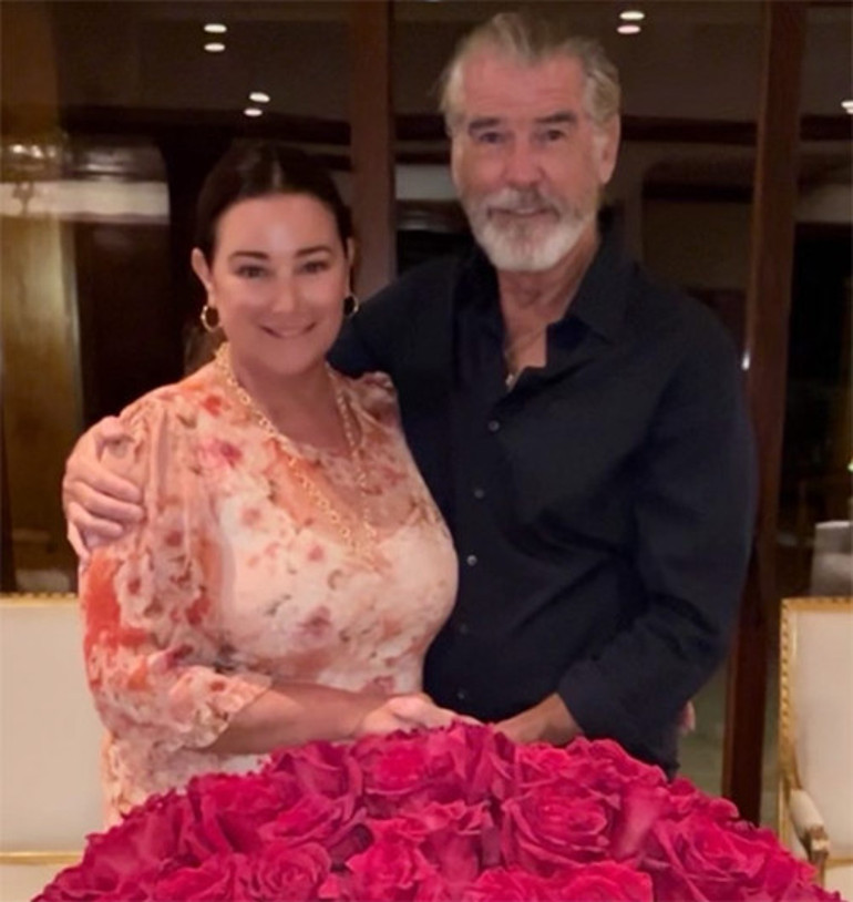 Anne hasretiyle gün ışığını bile görmeden büyüdü... Şimdi çok ünlü ve çok zengin... Hem sadık bir koca hem de hayırlı evlât çıktı