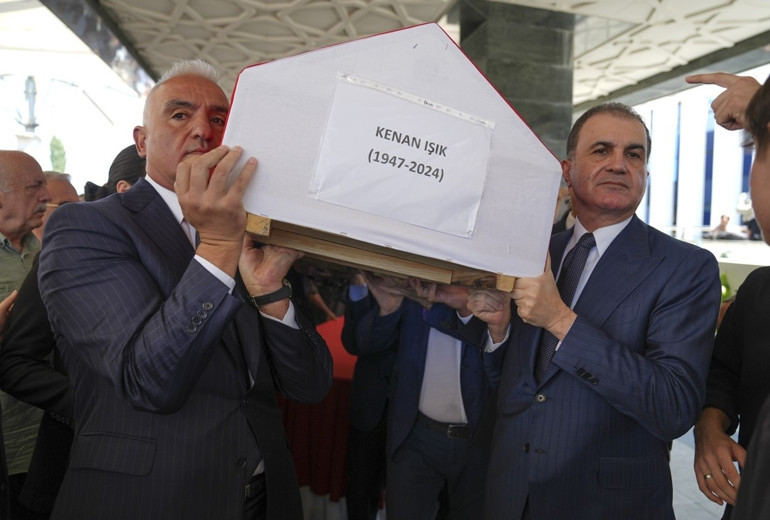 Kenan Işıka veda... Usta sanatçı son yolculuğuna uğurlandı