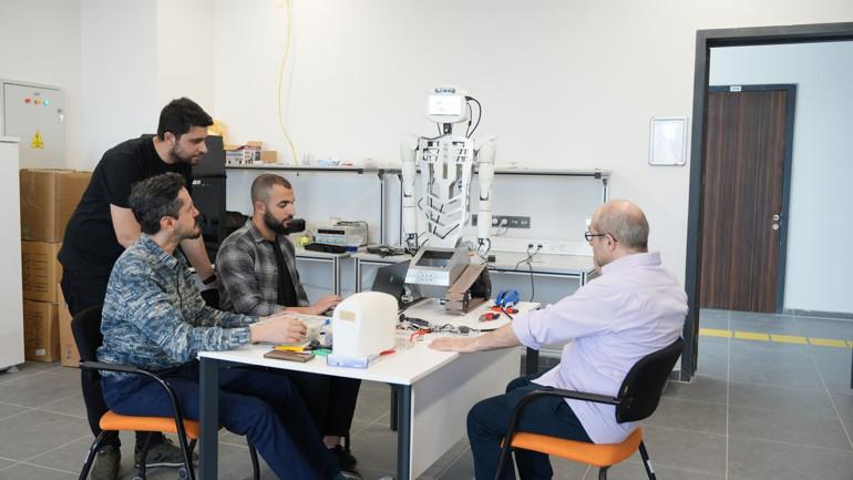 Bursa Teknik Üniversitesinde yapay zekâ destekli insansı robot üretildi