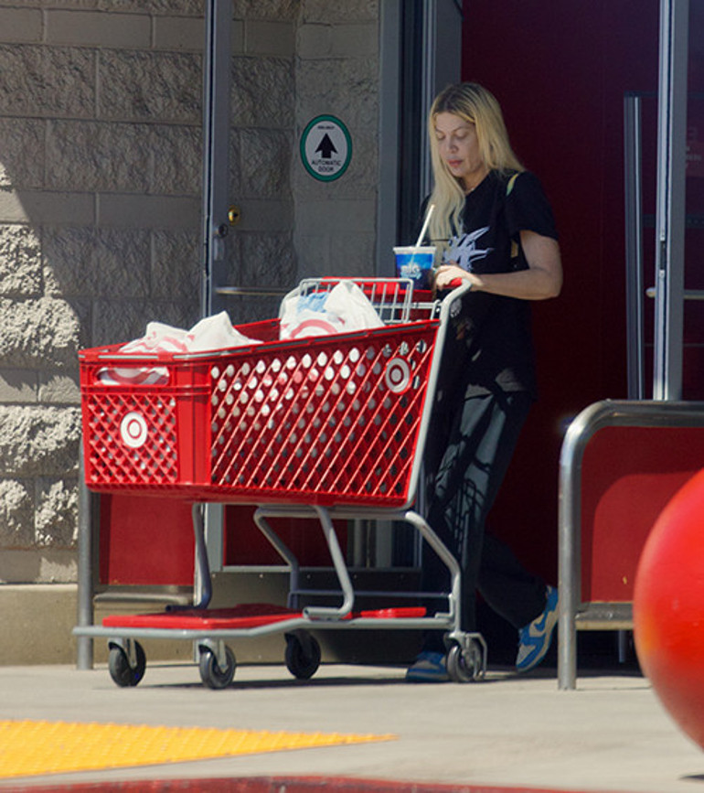 Milyarder babanın kızı olarak doğmuştu... Çocuklarını okutmak için özel pozlarını satacak... Onlar da benim gibi parasız kalmasın