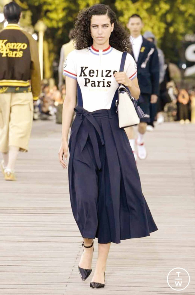 Tenis elbisesiyle davete de gidilir