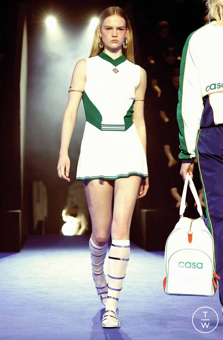 Tenis elbisesiyle davete de gidilir