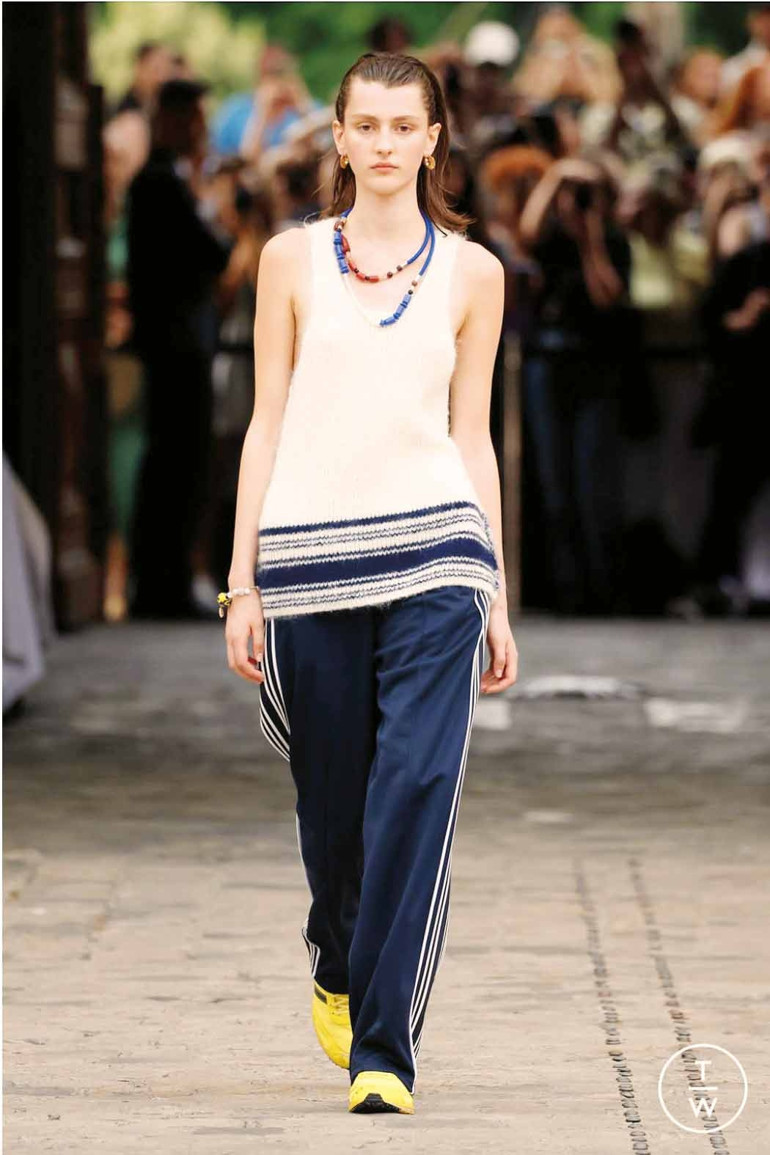 Tenis elbisesiyle davete de gidilir