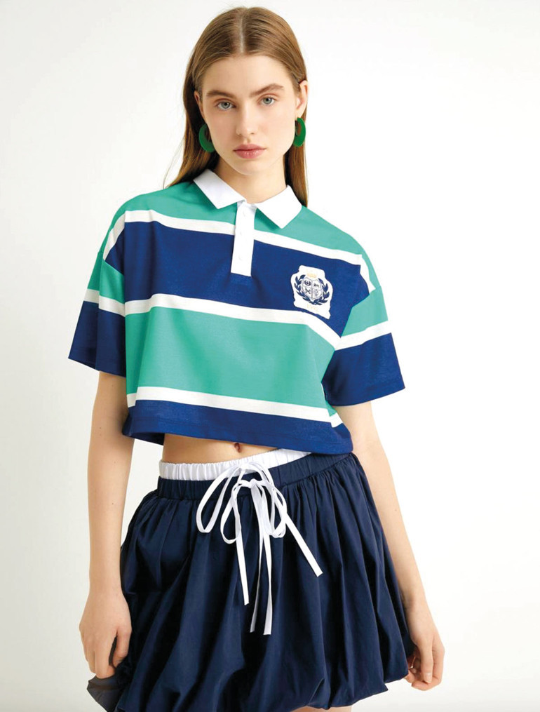 Tenis elbisesiyle davete de gidilir