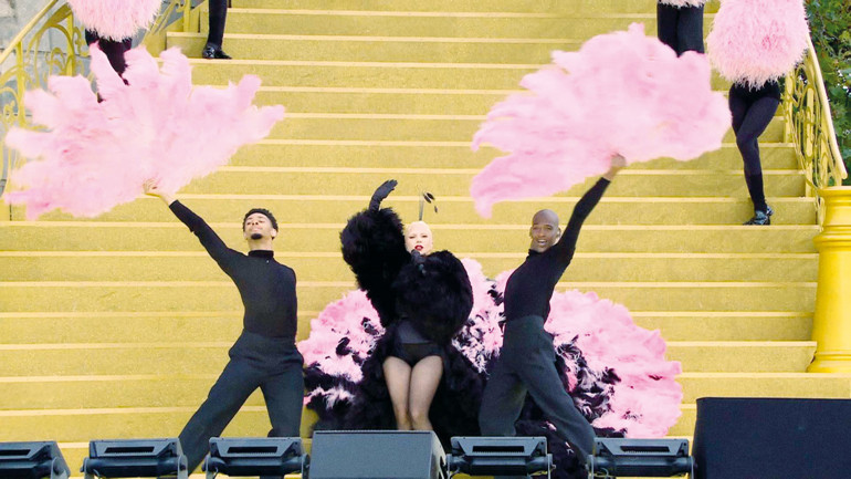 Tenis elbisesiyle davete de gidilir