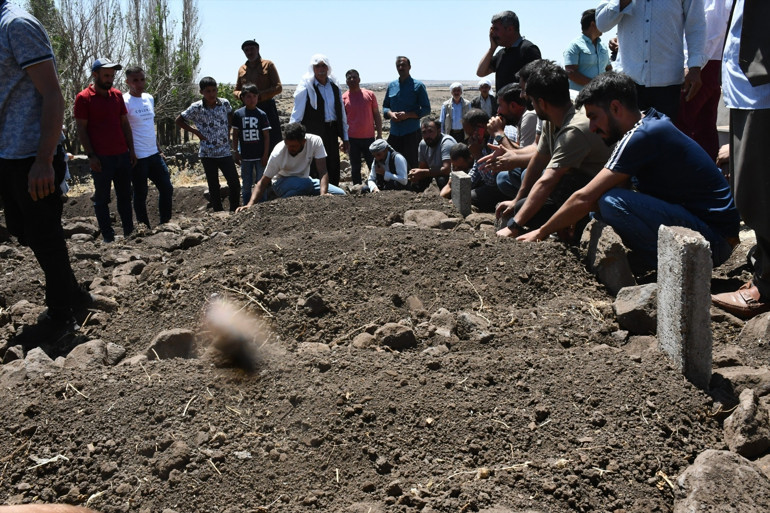 Şanlıurfadaki korkunç kazada hayatını kaybeden 5 çocuk yan yana toprağa verildi Yakınları sinir krizi geçirdi