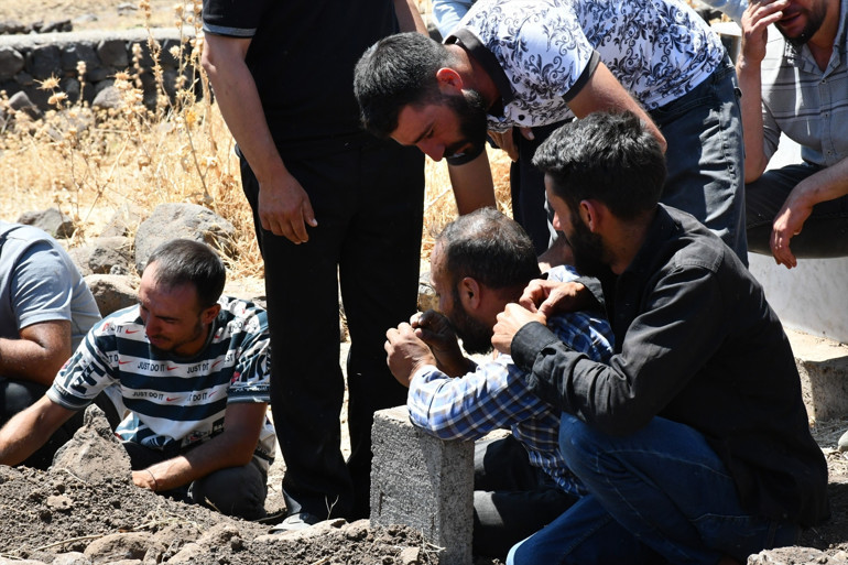 Şanlıurfadaki korkunç kazada hayatını kaybeden 5 çocuk yan yana toprağa verildi Yakınları sinir krizi geçirdi