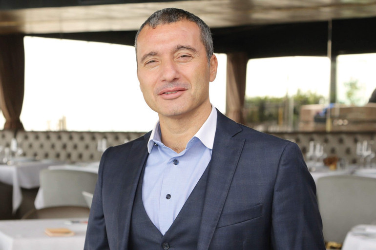 İthal garsonlar serviste
