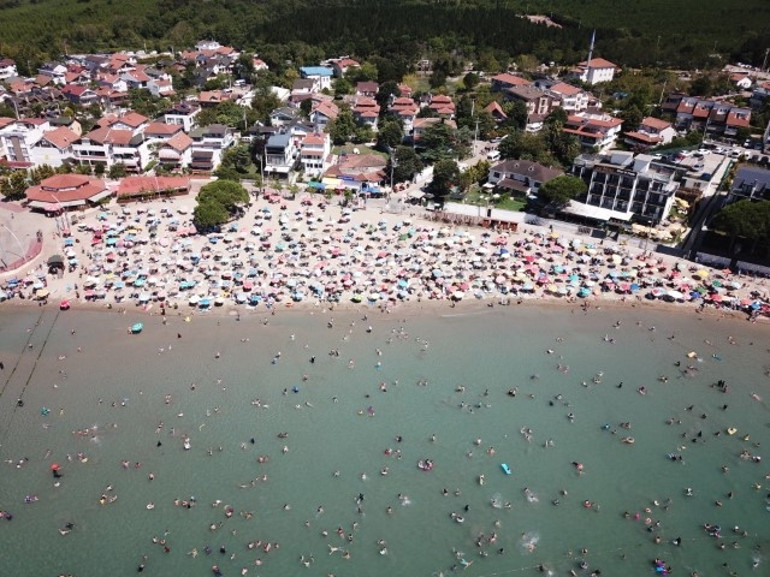İstanbulun yanı başında: Mavi bayraklı plajlar dolup taştı