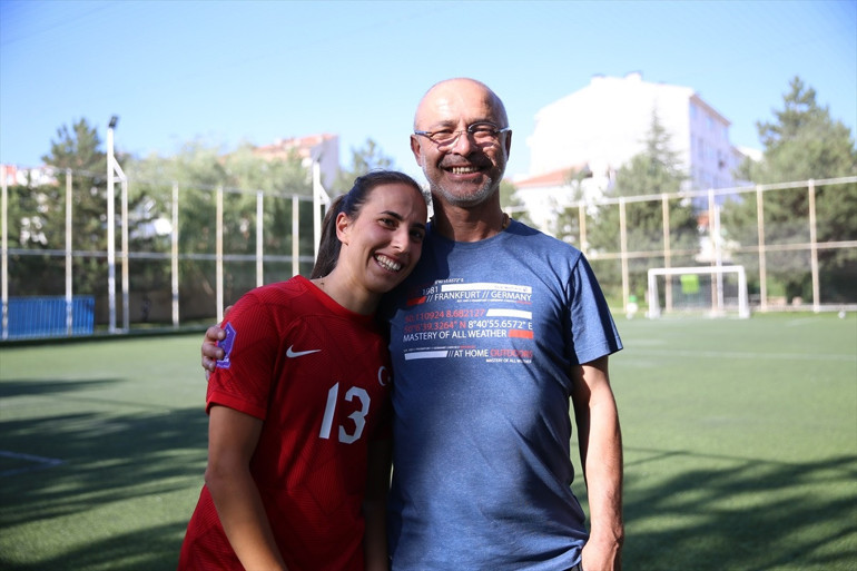 Huelvaya transfer olan milli futbolcu Birgül Sadıkoğlu, İspanyanın gol kraliçesi olmak istiyo