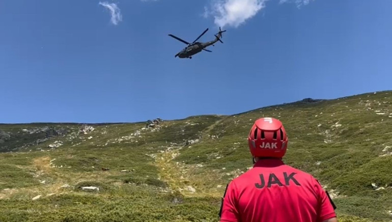 Off road aracı 100 metrelik uçurumdan düştü, 2 kişi helikopterle kurtarıldı