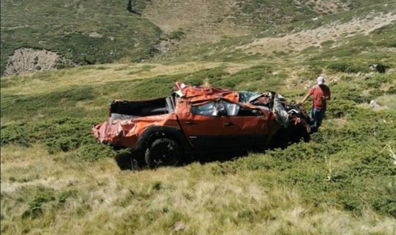 Off road aracı 100 metrelik uçurumdan düştü, 2 kişi helikopterle kurtarıldı