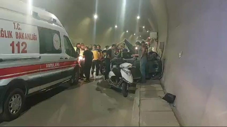 Tünele giren elektrikli mini araç kontrolden çıkıp devrildi