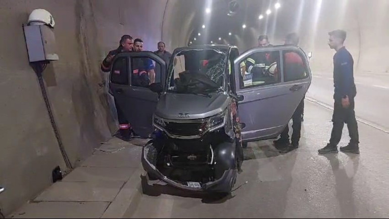 Tünele giren elektrikli mini araç kontrolden çıkıp devrildi