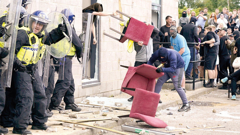 İngiltere’de ırkçı tansiyon düşmüyor... Başbakan: Aşırı sağcı haydutluk