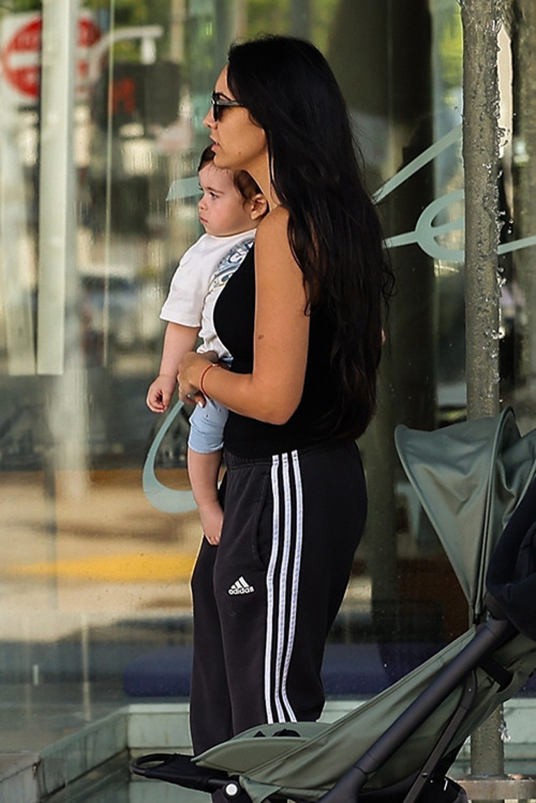 Bu yaştan sonra nasıl baba olayım diyordu...  Efsane oyuncunun oğlu kendi gençliğinin kopyası gibi