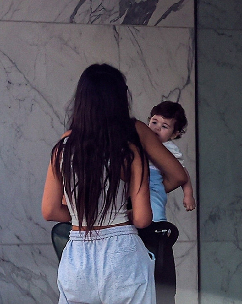 Bu yaştan sonra nasıl baba olayım diyordu...  Efsane oyuncunun oğlu kendi gençliğinin kopyası gibi