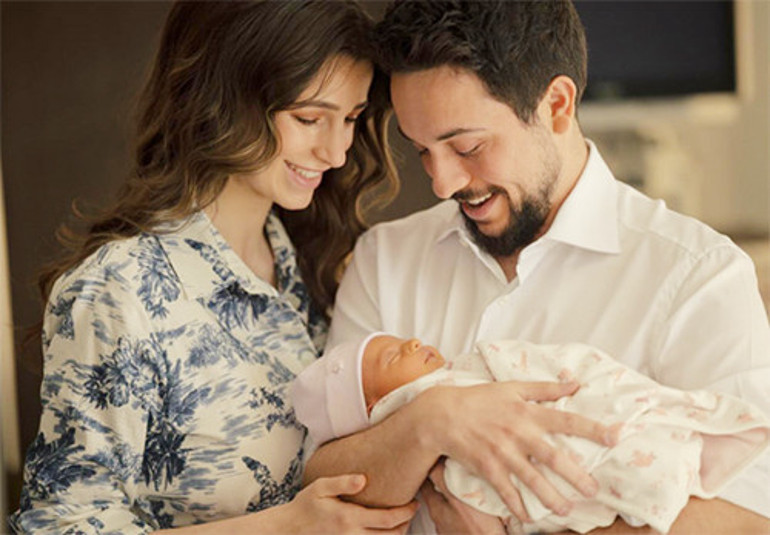 İlk aile pozu... Kızıyla aynı gün doğan tüm bebeklere altın dağıttı