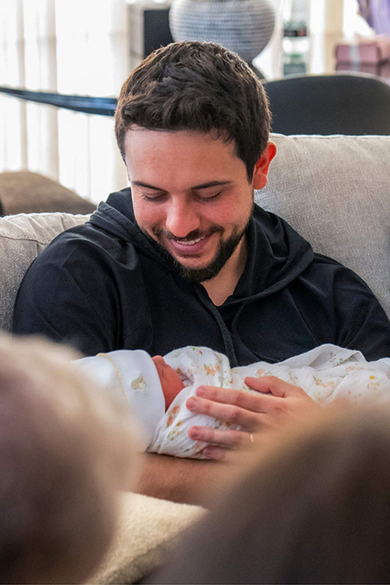 İlk aile pozu... Kızıyla aynı gün doğan tüm bebeklere altın dağıttı