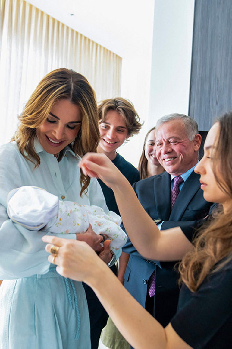 İlk aile pozu... Kızıyla aynı gün doğan tüm bebeklere altın dağıttı