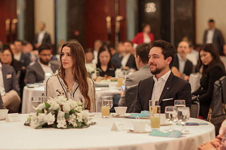 İlk aile pozu... Kızıyla aynı gün doğan tüm bebeklere altın dağıttı