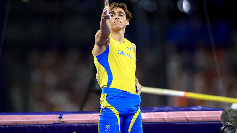 Yusuf Dikeç tarzı spor sahalarında sevinç pozu oldu Akıma Steven Berghuis de katıldı...