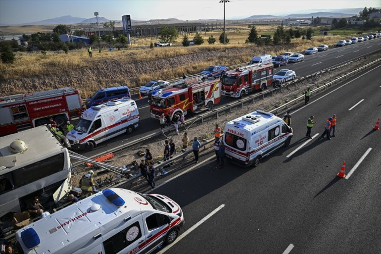 Ankaradaki faciada kahreden detay 8 kişilik aile aynı araçtaydı, 5i hayatını kaybetti... Biz kaza yaptık, yetişin