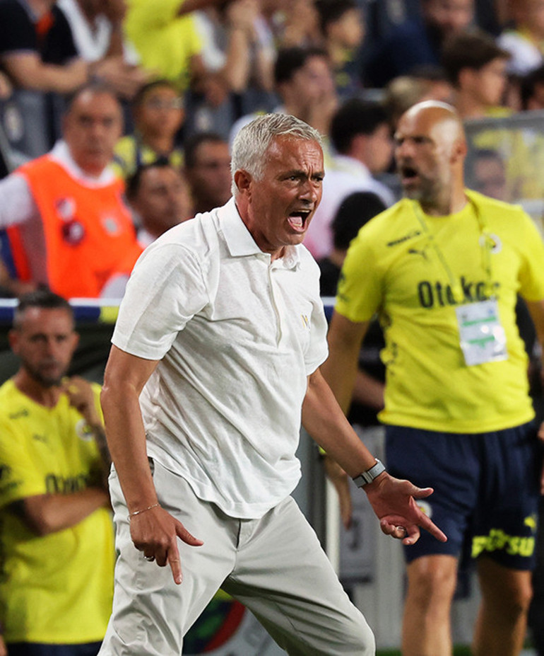 Jose Mourinho çılgına döndü Hem kendi hem yardımcısı kart gördü