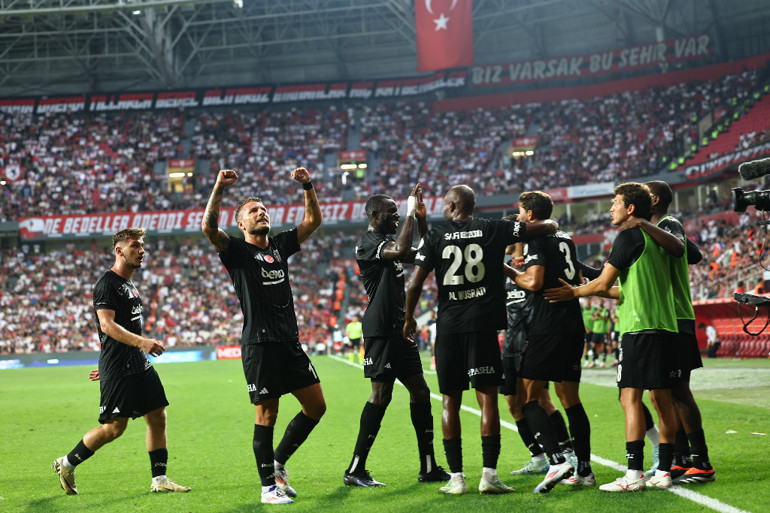 Beşiktaşın yeni transferleri coştu Semih Kılıçsoy, Rafa Silvayı mest etti