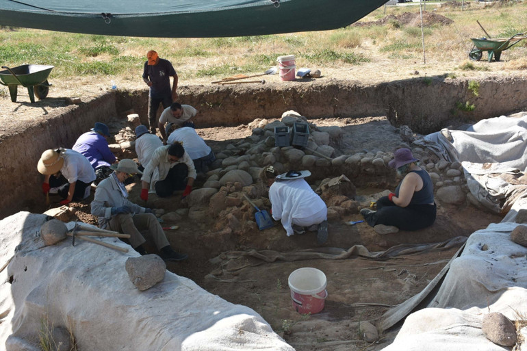 İzmirde Yassıtepe Höyüğündeki kazılarda 5 bin yıllık depo bulundu