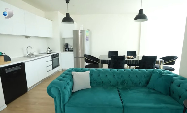 Ünlü türkücü iki ayrı evde yaşıyor Mardinde tarih kokan konak...