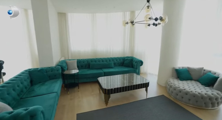 Ünlü türkücü iki ayrı evde yaşıyor Mardinde tarih kokan konak...