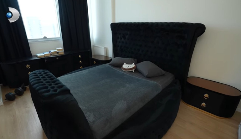 Ünlü türkücü iki ayrı evde yaşıyor Mardinde tarih kokan konak...