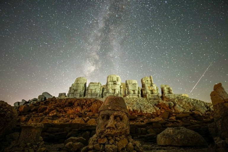 Perseid meteor yağmurunda hayran bırakan fotoğraflar: Bergama, Meke Krater Gölü, Kibyra Antik Kenti...