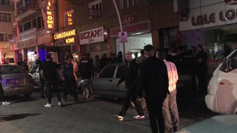Gümüşhanedeki kavgada 1i polis 2 kişi bıçakla yaralandı