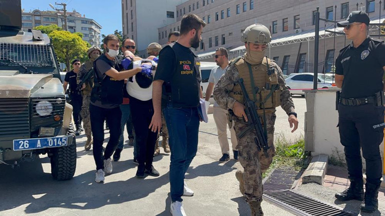 Zırhlı araç, yoğun güvenlik önlemi ve çelik yelek... Eskişehir canisi adliyeye böyle sevk edildikten sonra tutuklandı