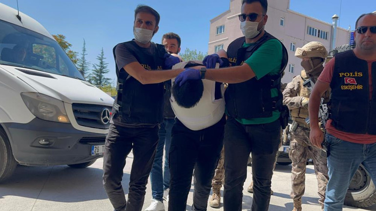 Zırhlı araç, yoğun güvenlik önlemi ve çelik yelek... Eskişehir canisi adliyeye böyle sevk edildikten sonra tutuklandı