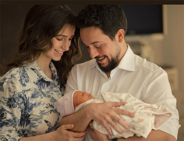 Tüm aile ilk andan beri yanındaydı... Herkes bebeğin annesini merak etti... Sonunda derin bir nefes aldılar