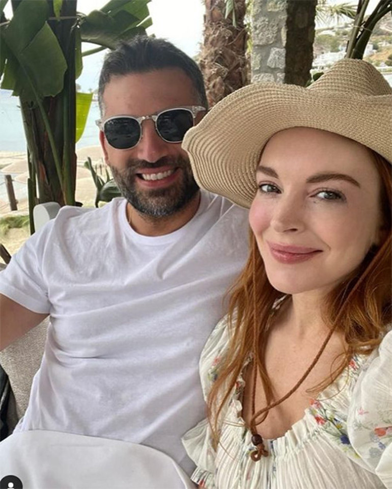 Skandaldan skandala koşuyordu... Bir aşk hayatını değiştirdi...Şimdi inanılmaz kocasıyla birlikte oğlunu büyütüyor
