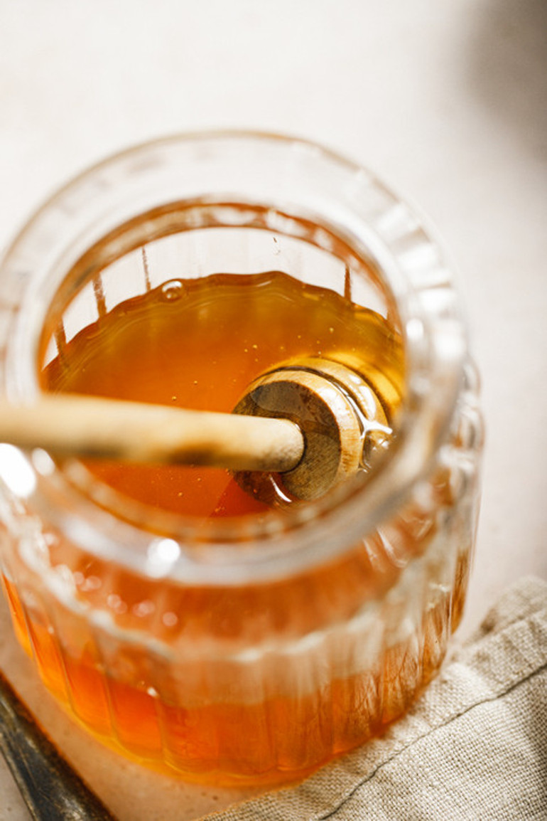 Sosyal medyada popüler oldu: Göze çiğ bal damlatıyorlar Ciddi rahatsızlıkları iyileştirdiği öne sürülüyor | ‘Doğal bir çare olarak yıllardır kullanılıyor ama…’