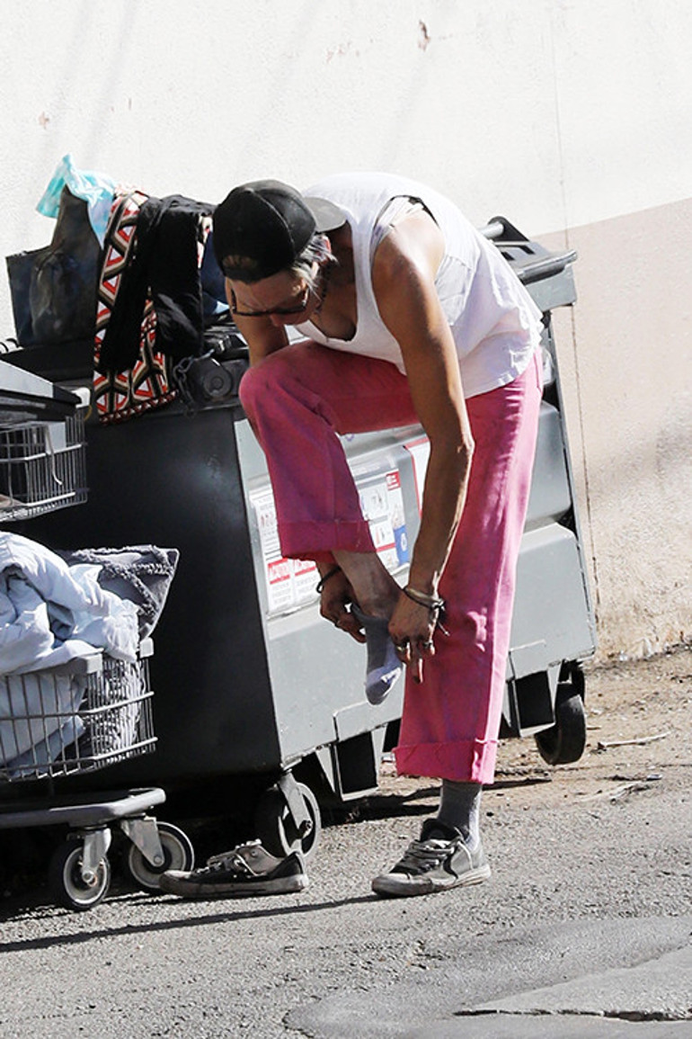 Bir zamanlar bir giydiğini bir daha giymezdi: Şimdi çöplükte kıyafet arıyor