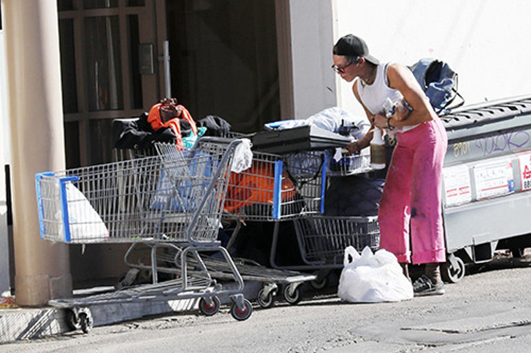 Bir zamanlar bir giydiğini bir daha giymezdi: Şimdi çöplükte kıyafet arıyor