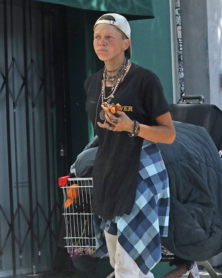 Bir zamanlar bir giydiğini bir daha giymezdi: Şimdi çöplükte kıyafet arıyor