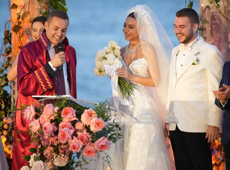 Genç çiftin düğününde Ajda Pekkan sahneye çıktı