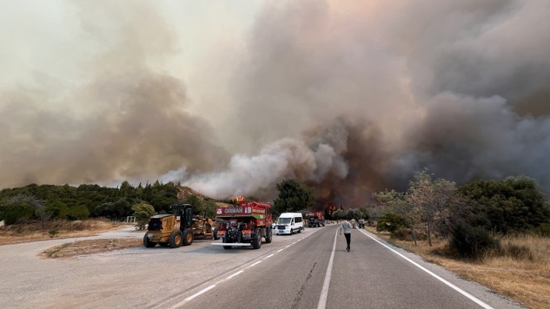 Manisa ve Çanakkalede orman yangını Çanakkalede tarihi alana girişler durduruldu
